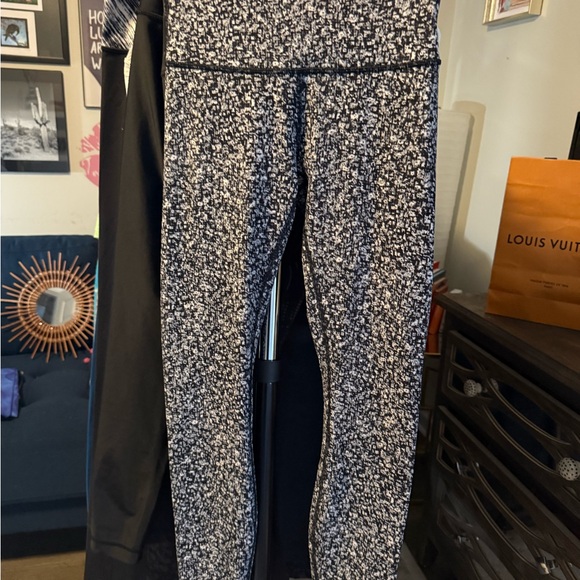 Lululemon leggings Black and White pattern high rise size 4 - Picture 2 of 6